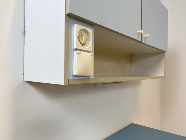 WMK # Kultige blaue Space Age Küchenzeile aus 1976 mit Hängeschrank, Schubladen, Licht & Eieruhr # Küchenbüfett kleine Küche Küchenschrank Küchenhängeschrank Küchenanrichte Kredenz Retro Vintage DDR