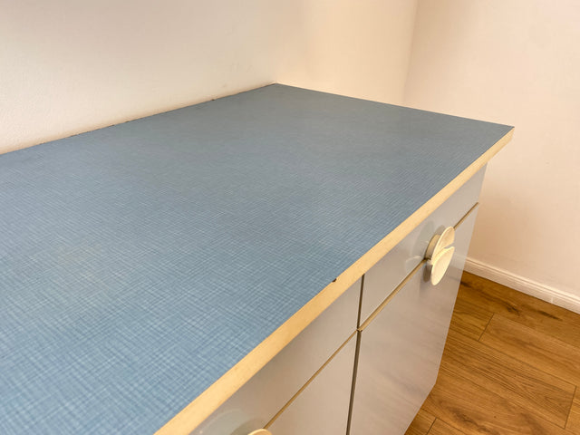 WMK # Kultige blaue Space Age Küchenzeile aus 1976 mit Hängeschrank, Schubladen, Licht & Eieruhr # Küchenbüfett kleine Küche Küchenschrank Küchenhängeschrank Küchenanrichte Kredenz Retro Vintage DDR