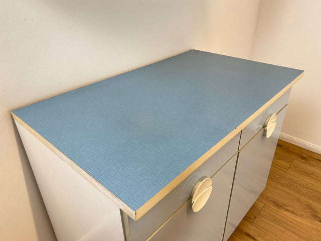 WMK # Kultige blaue Space Age Küchenzeile aus 1976 mit Hängeschrank, Schubladen, Licht & Eieruhr # Küchenbüfett kleine Küche Küchenschrank Küchenhängeschrank Küchenanrichte Kredenz Retro Vintage DDR