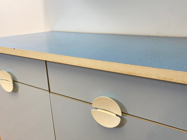 WMK # Kultige blaue Space Age Küchenzeile aus 1976 mit Hängeschrank, Schubladen, Licht & Eieruhr # Küchenbüfett kleine Küche Küchenschrank Küchenhängeschrank Küchenanrichte Kredenz Retro Vintage DDR