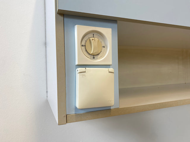 WMK # Kultige blaue Space Age Küchenzeile aus 1976 mit Hängeschrank, Schubladen, Licht & Eieruhr # Küchenbüfett kleine Küche Küchenschrank Küchenhängeschrank Küchenanrichte Kredenz Retro Vintage DDR