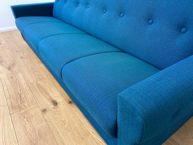 WMK I Stilvolles & sehr gut erhaltenes blaues 60er Jahre Schlafsofa in tollem Originalbezug I Sofa Couch Klappcouch 4-Sitzer Daybed Sitzgarnitur Mid-Century Vintage Jeans Retro Berlin Nürnberg Halle