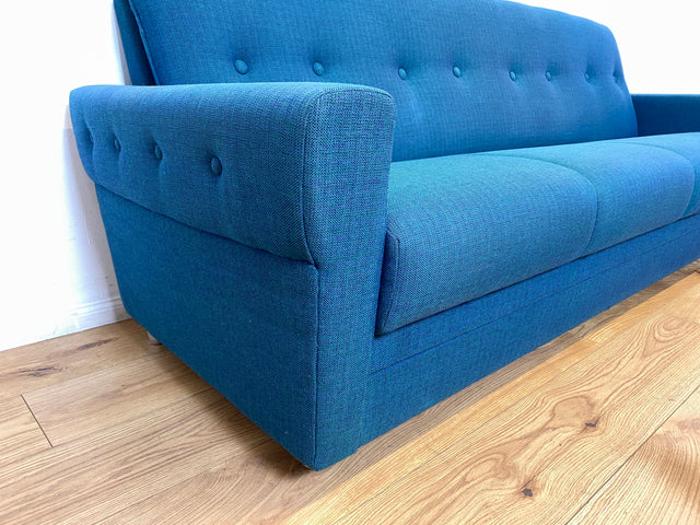 WMK I Stilvolles & sehr gut erhaltenes blaues 60er Jahre Schlafsofa in tollem Originalbezug I Sofa Couch Klappcouch 4-Sitzer Daybed Sitzgarnitur Mid-Century Vintage Jeans Retro Berlin Nürnberg Halle