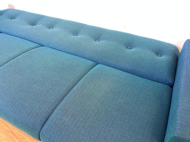 WMK I Stilvolles & sehr gut erhaltenes blaues 60er Jahre Schlafsofa in tollem Originalbezug I Sofa Couch Klappcouch 4-Sitzer Daybed Sitzgarnitur Mid-Century Vintage Jeans Retro Berlin Nürnberg Halle