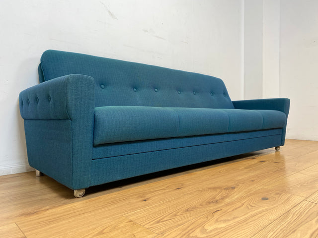 WMK I Stilvolles & sehr gut erhaltenes blaues 60er Jahre Schlafsofa in tollem Originalbezug I Sofa Couch Klappcouch 4-Sitzer Daybed Sitzgarnitur Mid-Century Vintage Jeans Retro Berlin Nürnberg Halle