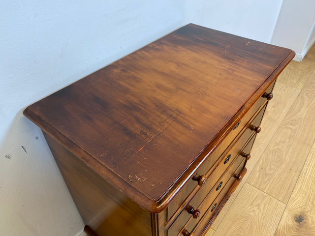 WMK # Sehr hübsche jedoch etwas abgenutzte dänische antike Kommode aus vollem Holz in Bierlasur mit Schubladen und Holzgriffen # Wäschekommode Schrank Schubladenkommode Sideboard Vintage Art Deco 30er