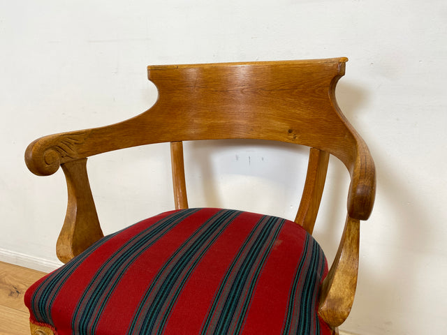 WMK I 1/2 Vornehmer dänischer antiker Salonstuhl aus Eiche mit Armlehnen und rot gestreiftem Sitzbezug, um 1900 I Stuhl Sessel Armchair Esszimmer Küchenstuhl Biedermeier Vintage Berlin Dresden Weimer