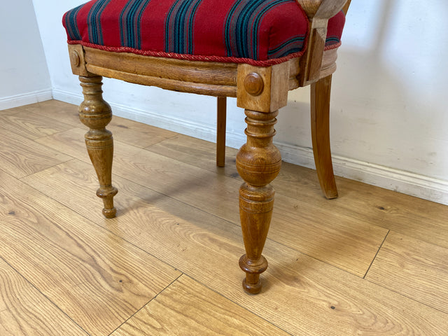 WMK I 1/2 Vornehmer dänischer antiker Salonstuhl aus Eiche mit Armlehnen und rot gestreiftem Sitzbezug, um 1900 I Stuhl Sessel Armchair Esszimmer Küchenstuhl Biedermeier Vintage Berlin Dresden Weimer
