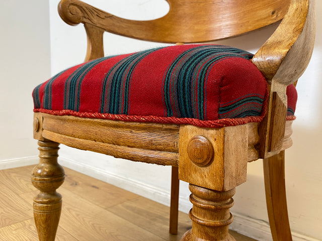 WMK I 1/2 Vornehmer dänischer antiker Salonstuhl aus Eiche mit Armlehnen und rot gestreiftem Sitzbezug, um 1900 I Stuhl Sessel Armchair Esszimmer Küchenstuhl Biedermeier Vintage Berlin Dresden Weimer