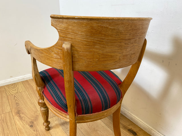 WMK I 1/2 Vornehmer dänischer antiker Salonstuhl aus Eiche mit Armlehnen und rot gestreiftem Sitzbezug, um 1900 I Stuhl Sessel Armchair Esszimmer Küchenstuhl Biedermeier Vintage Berlin Dresden Weimer