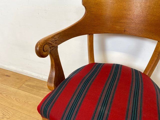 WMK I 1/2 Vornehmer dänischer antiker Salonstuhl aus Eiche mit Armlehnen und rot gestreiftem Sitzbezug, um 1900 I Stuhl Sessel Armchair Esszimmer Küchenstuhl Biedermeier Vintage Berlin Dresden Weimer