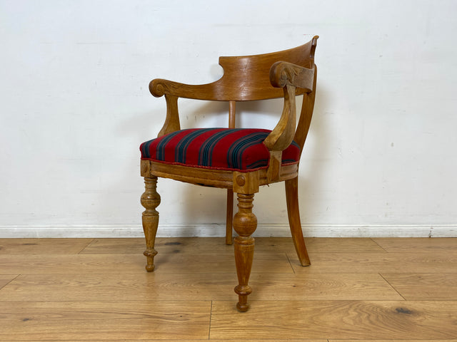WMK I 1/2 Vornehmer dänischer antiker Salonstuhl aus Eiche mit Armlehnen und rot gestreiftem Sitzbezug, um 1900 I Stuhl Sessel Armchair Esszimmer Küchenstuhl Biedermeier Vintage Berlin Dresden Weimer