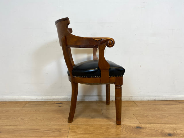 WMK I Vornehmer dänischer antiker Salonstuhl mit Armlehnen, Intarsien und schwarzem Kunst Leder, um 1900 I Stuhl Sessel Armchair Esszimmer Küchenstuhl Biedermeier Vintage Berlin München Stuttgart