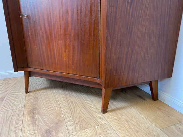 WMK I Schöne und geräumige dunkle Mid-Century Eckkommode aus vollem Holz, 1961
