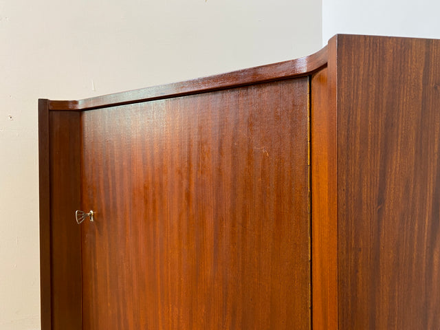 WMK I Schöne und geräumige dunkle Mid-Century Eckkommode aus vollem Holz, 1961