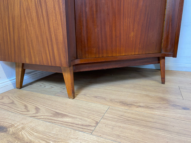WMK I Schöne und geräumige dunkle Mid-Century Eckkommode aus vollem Holz, 1961
