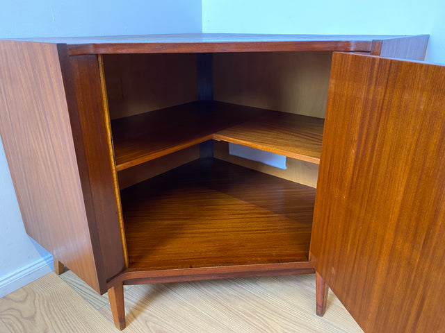 WMK I Schöne und geräumige dunkle Mid-Century Eckkommode aus vollem Holz, 1961
