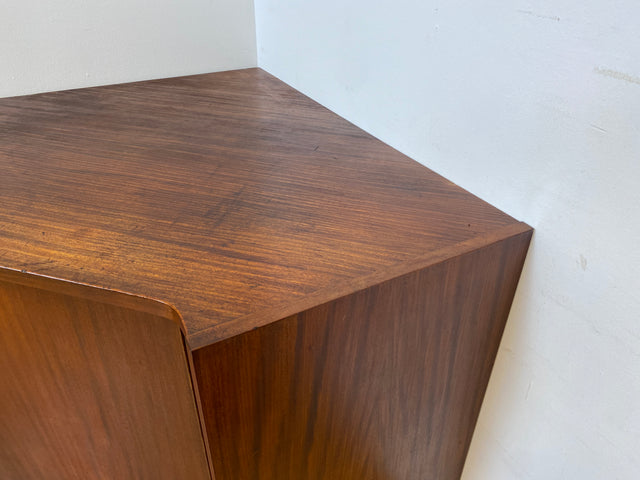 WMK I Schöne und geräumige dunkle Mid-Century Eckkommode aus vollem Holz, 1961
