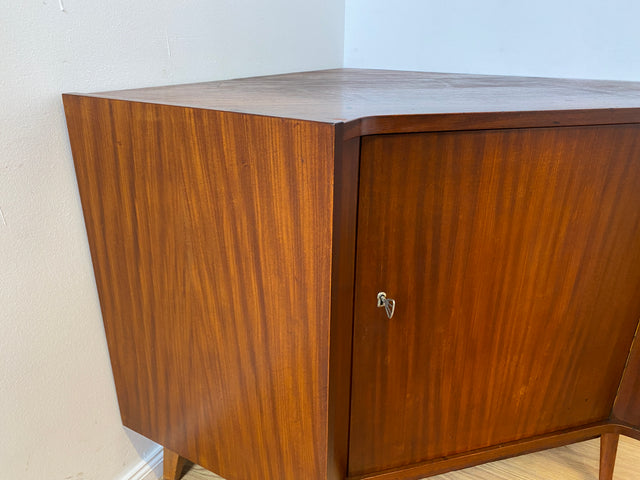 WMK I Schöne und geräumige dunkle Mid-Century Eckkommode aus vollem Holz, 1961