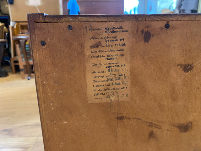 WMK I Schöne und geräumige dunkle Mid-Century Eckkommode aus vollem Holz, 1961