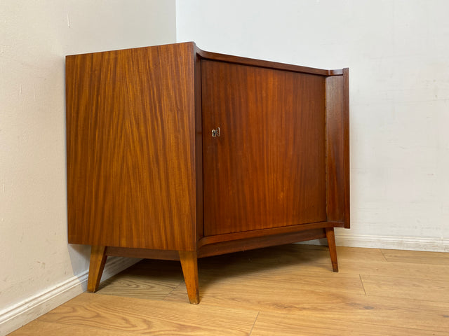 WMK I Schöne und geräumige dunkle Mid-Century Eckkommode aus vollem Holz, 1961