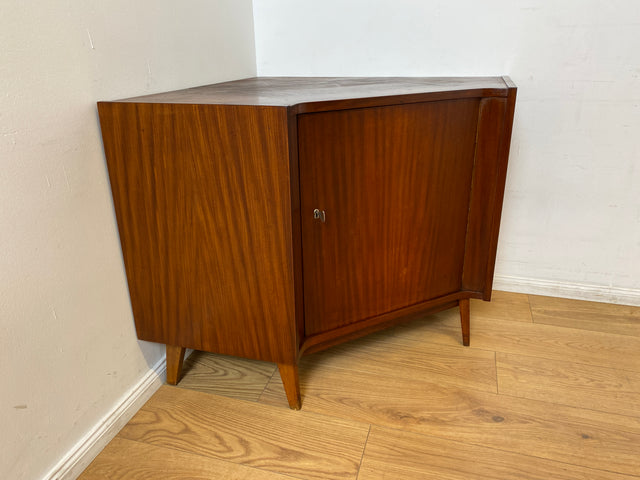 WMK I Schöne und geräumige dunkle Mid-Century Eckkommode aus vollem Holz, 1961