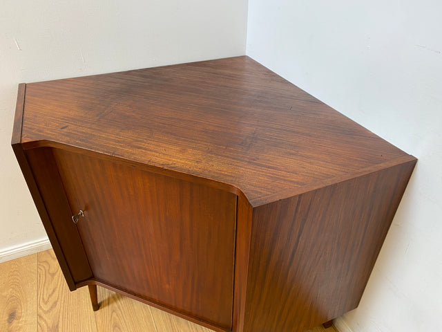 WMK I Schöne und geräumige dunkle Mid-Century Eckkommode aus vollem Holz, 1961