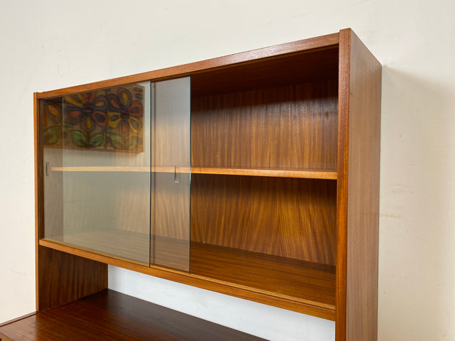 WMK I Minimalistische dunkle Mid-Century Vitrine aus 1962 I Vollholz in Afrormosia I Highboard Büchervitrine Bücherschrank Bücherregal Regal Geschirrschrank Vintage 60er 70er I Berlin Köln Hessen