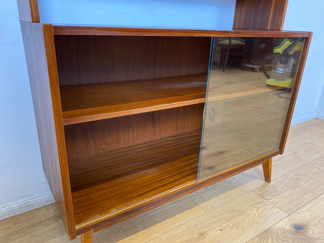 WMK I Minimalistische dunkle Mid-Century Vitrine aus 1962 I Vollholz in Afrormosia I Highboard Büchervitrine Bücherschrank Bücherregal Regal Geschirrschrank Vintage 60er 70er I Berlin Köln Hessen