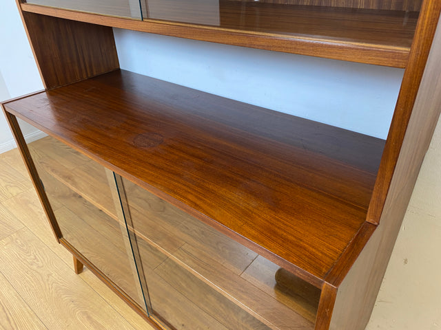 WMK I Minimalistische dunkle Mid-Century Vitrine aus 1962 I Vollholz in Afrormosia I Highboard Büchervitrine Bücherschrank Bücherregal Regal Geschirrschrank Vintage 60er 70er I Berlin Köln Hessen