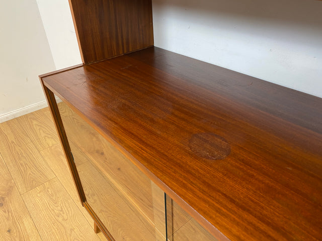 WMK I Minimalistische dunkle Mid-Century Vitrine aus 1962 I Vollholz in Afrormosia I Highboard Büchervitrine Bücherschrank Bücherregal Regal Geschirrschrank Vintage 60er 70er I Berlin Köln Hessen