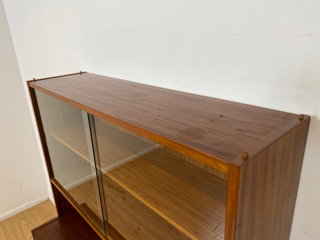 WMK I Minimalistische dunkle Mid-Century Vitrine aus 1962 I Vollholz in Afrormosia I Highboard Büchervitrine Bücherschrank Bücherregal Regal Geschirrschrank Vintage 60er 70er I Berlin Köln Hessen