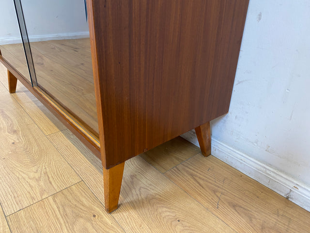 WMK I Minimalistische dunkle Mid-Century Vitrine aus 1962 I Vollholz in Afrormosia I Highboard Büchervitrine Bücherschrank Bücherregal Regal Geschirrschrank Vintage 60er 70er I Berlin Köln Hessen