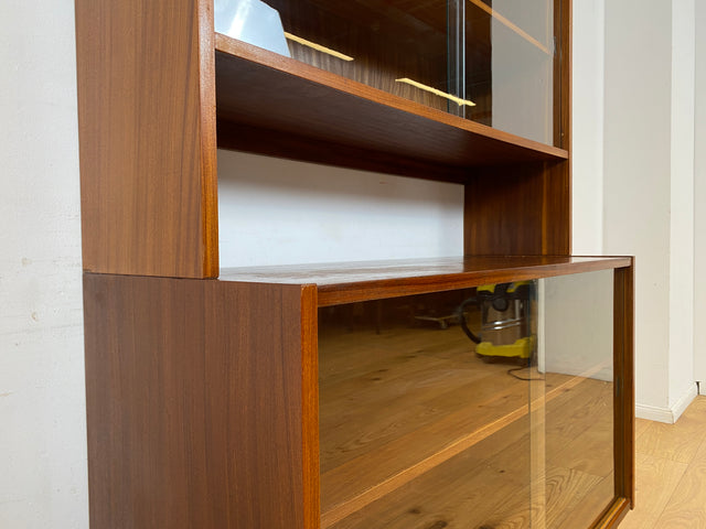 WMK I Minimalistische dunkle Mid-Century Vitrine aus 1962 I Vollholz in Afrormosia I Highboard Büchervitrine Bücherschrank Bücherregal Regal Geschirrschrank Vintage 60er 70er I Berlin Köln Hessen