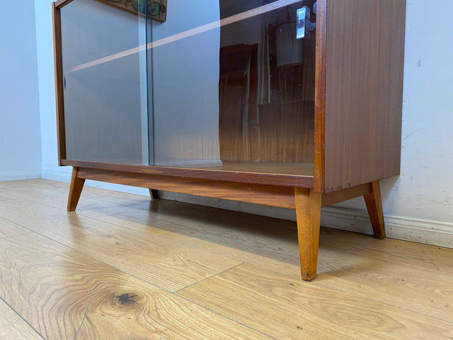 WMK I Minimalistische dunkle Mid-Century Vitrine aus 1962 I Vollholz in Afrormosia I Highboard Büchervitrine Bücherschrank Bücherregal Regal Geschirrschrank Vintage 60er 70er I Berlin Köln Hessen