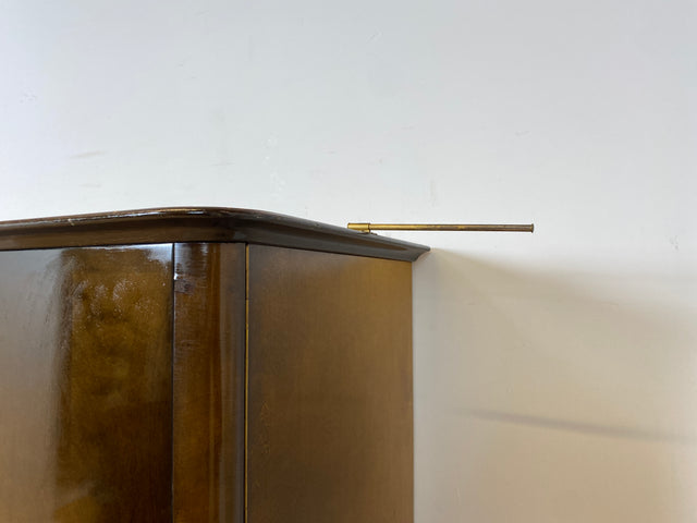 WMK I Besonders schöner und gut erhaltener dunkler 50er Jahre Kleiderschrank mit Glastüren