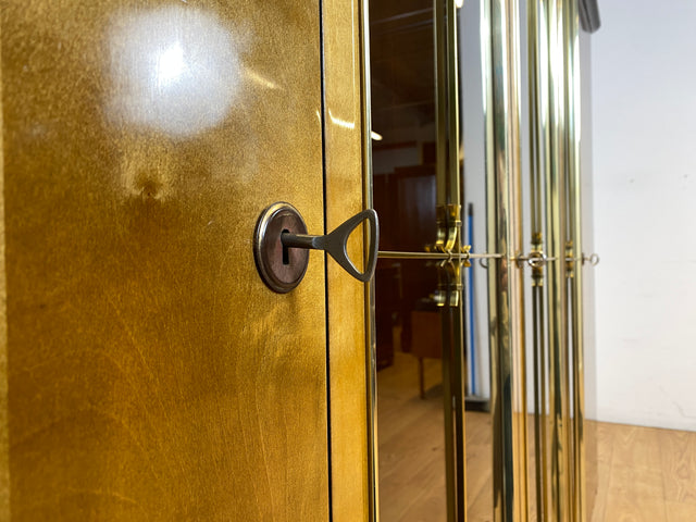 WMK I Besonders schöner und gut erhaltener dunkler 50er Jahre Kleiderschrank mit Glastüren