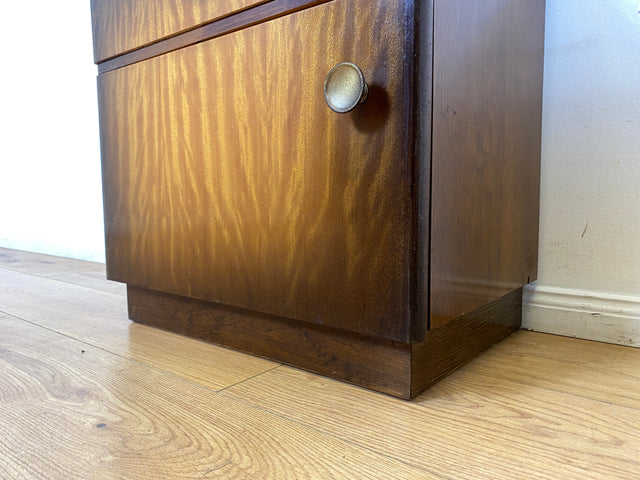 WMK I 1/2 Formschöner dunkler Mid-Century Nachttisch aus vollem Holz mit Schublade & Messinggriffen I Kommode Schrank Schränkchen Nacht Night Stand Beistelltisch Vintage 50er 60er Berlin Ulm Stuttgart