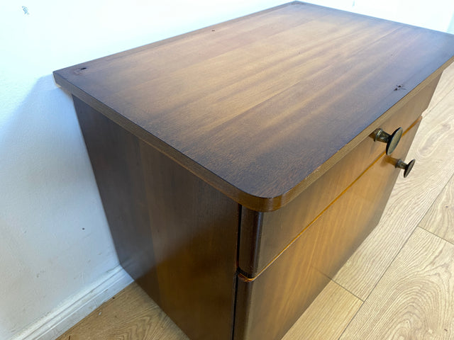 WMK I 1/2 Formschöner dunkler Mid-Century Nachttisch aus vollem Holz mit Schublade & Messinggriffen I Kommode Schrank Schränkchen Nacht Night Stand Beistelltisch Vintage 50er 60er Berlin Ulm Stuttgart