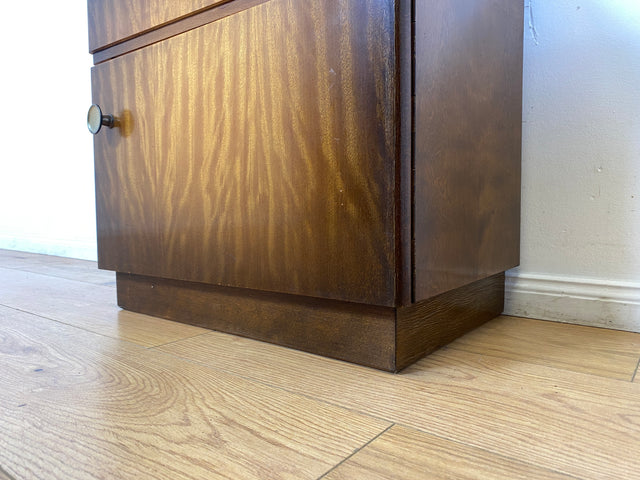 WMK I 1/2 Formschöner dunkler Mid-Century Nachttisch aus vollem Holz mit Schublade & Messinggriffen I Kommode Schrank Schränkchen Nacht Night Stand Beistelltisch Vintage 50er 60er Berlin Ulm Stuttgart