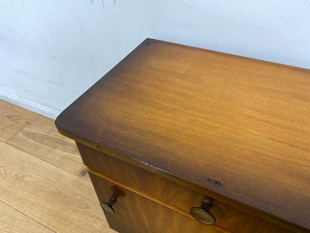 WMK I 1/2 Formschöner dunkler Mid-Century Nachttisch aus vollem Holz mit Schublade & Messinggriffen I Kommode Schrank Schränkchen Nacht Night Stand Beistelltisch Vintage 50er 60er Berlin Ulm Stuttgart