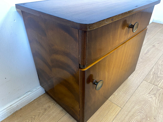 WMK I 1/2 Formschöner dunkler Mid-Century Nachttisch aus vollem Holz mit Schublade & Messinggriffen I Kommode Schrank Schränkchen Nacht Night Stand Beistelltisch Vintage 50er 60er Berlin Ulm Stuttgart