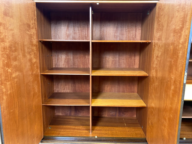 WMK I Stilvoller und geräumiger dunkler Mid-Century Wohnzimmerschrank mit Bar Fach