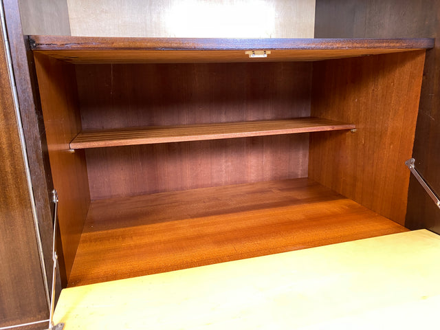 WMK I Stilvoller und geräumiger dunkler Mid-Century Wohnzimmerschrank mit Bar Fach