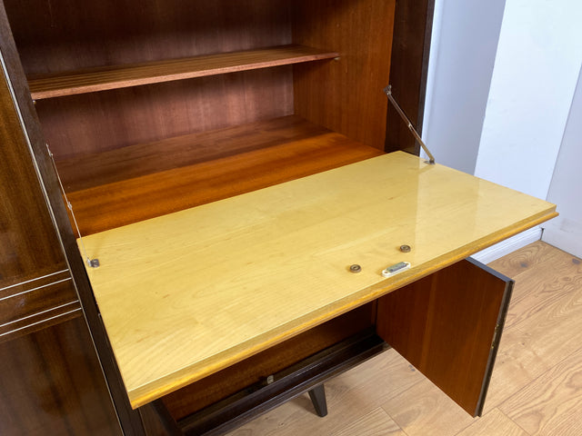 WMK I Stilvoller und geräumiger dunkler Mid-Century Wohnzimmerschrank mit Bar Fach