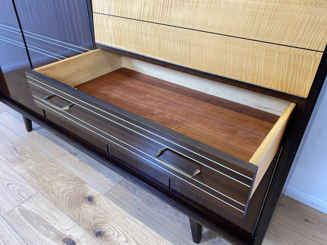 WMK I Stilvoller und geräumiger dunkler Mid-Century Wohnzimmerschrank mit Bar Fach