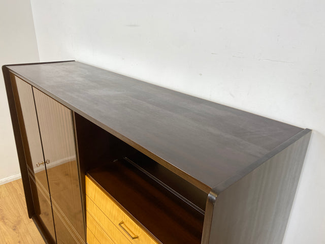 WMK I Stilvoller und geräumiger dunkler Mid-Century Wohnzimmerschrank mit Bar Fach
