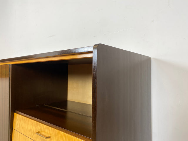 WMK I Stilvoller und geräumiger dunkler Mid-Century Wohnzimmerschrank mit Bar Fach