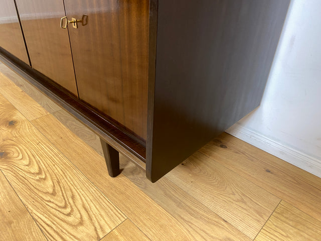 WMK I Stilvoller und geräumiger dunkler Mid-Century Wohnzimmerschrank mit Bar Fach