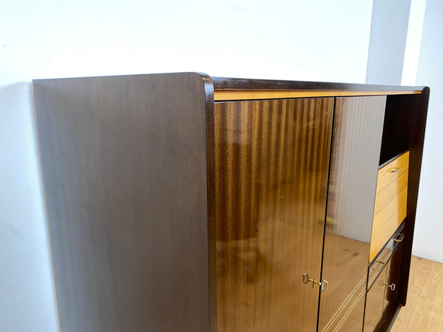 WMK I Stilvoller und geräumiger dunkler Mid-Century Wohnzimmerschrank mit Bar Fach